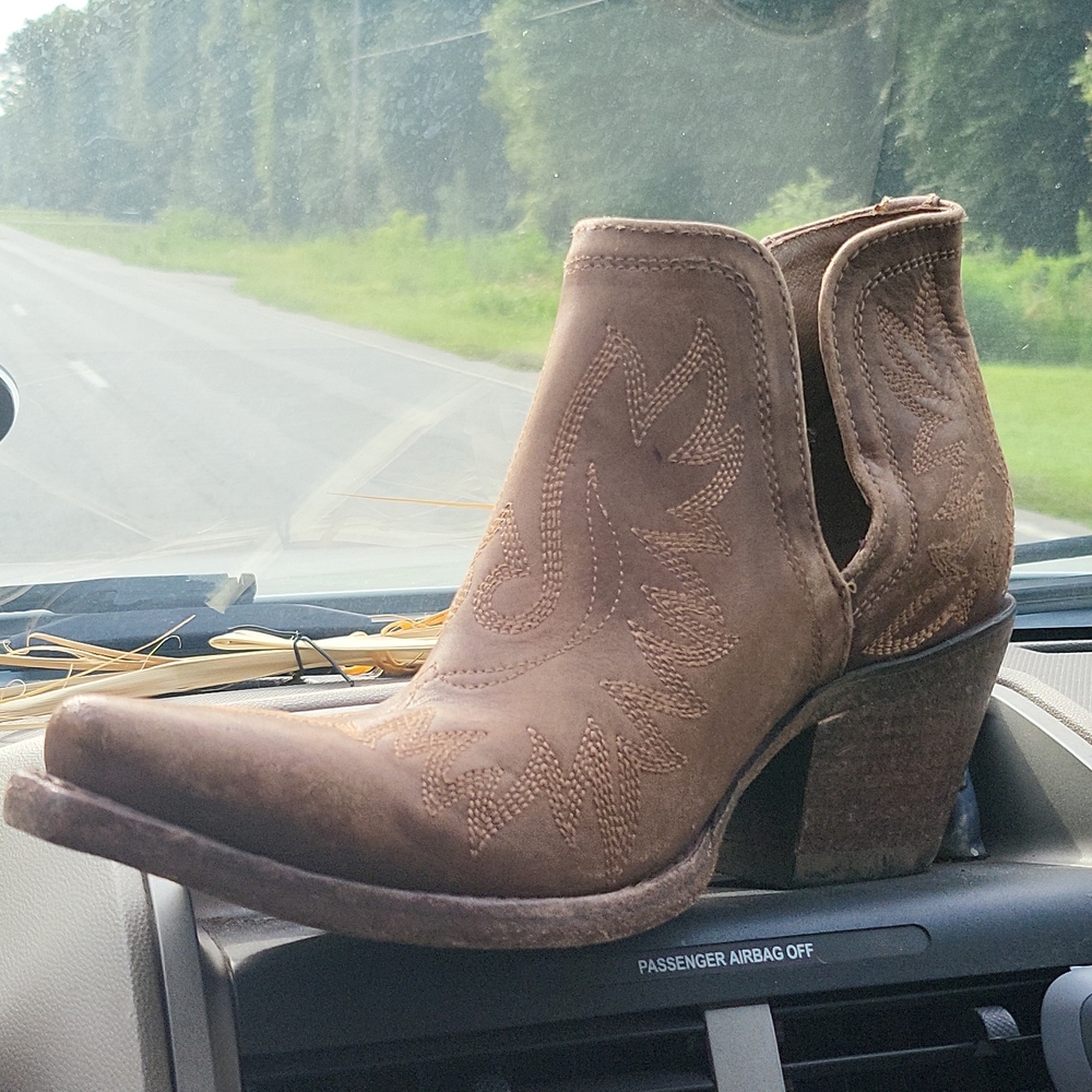 Brand new Ariat Dixon Naturally Worn